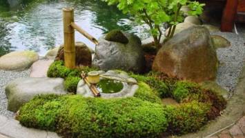 фонтан из тростника в японском саду