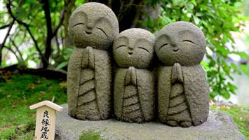 этническая скульптура в японском саду