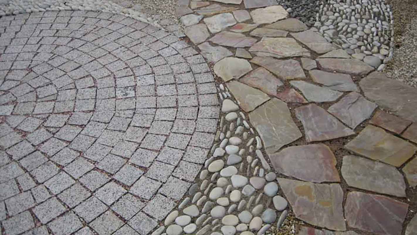 комбинированное мощение отлично подойдет для небольших площадок таунхауса